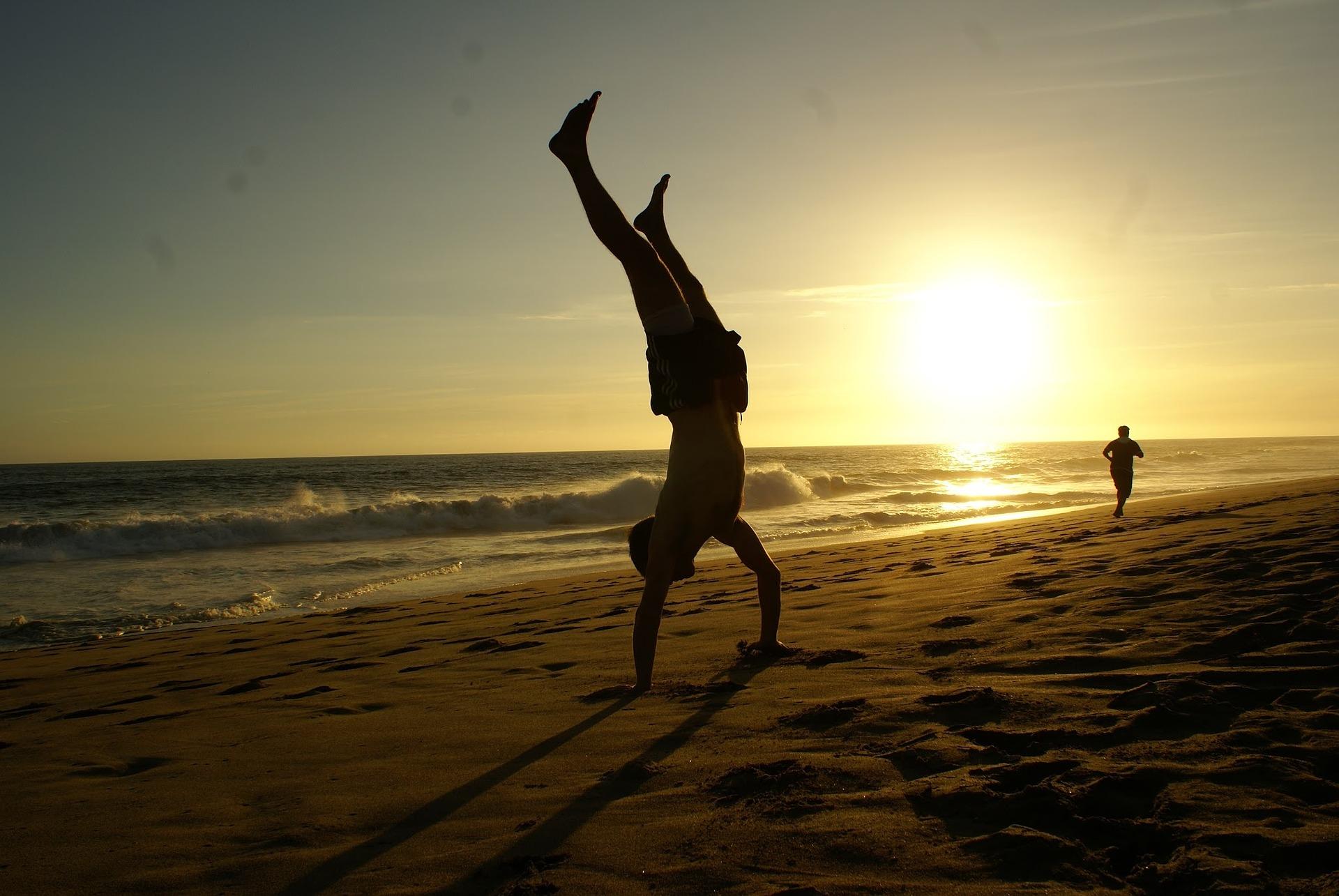 eine andere Perspektive Ein Mensch macht einen Handstand