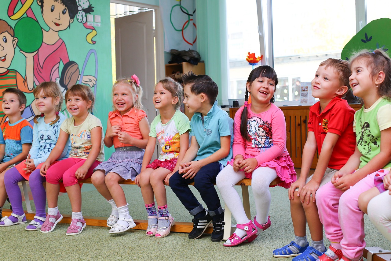 kindergarten-ga1d70a5a7_1280 Kinder in einer Kita